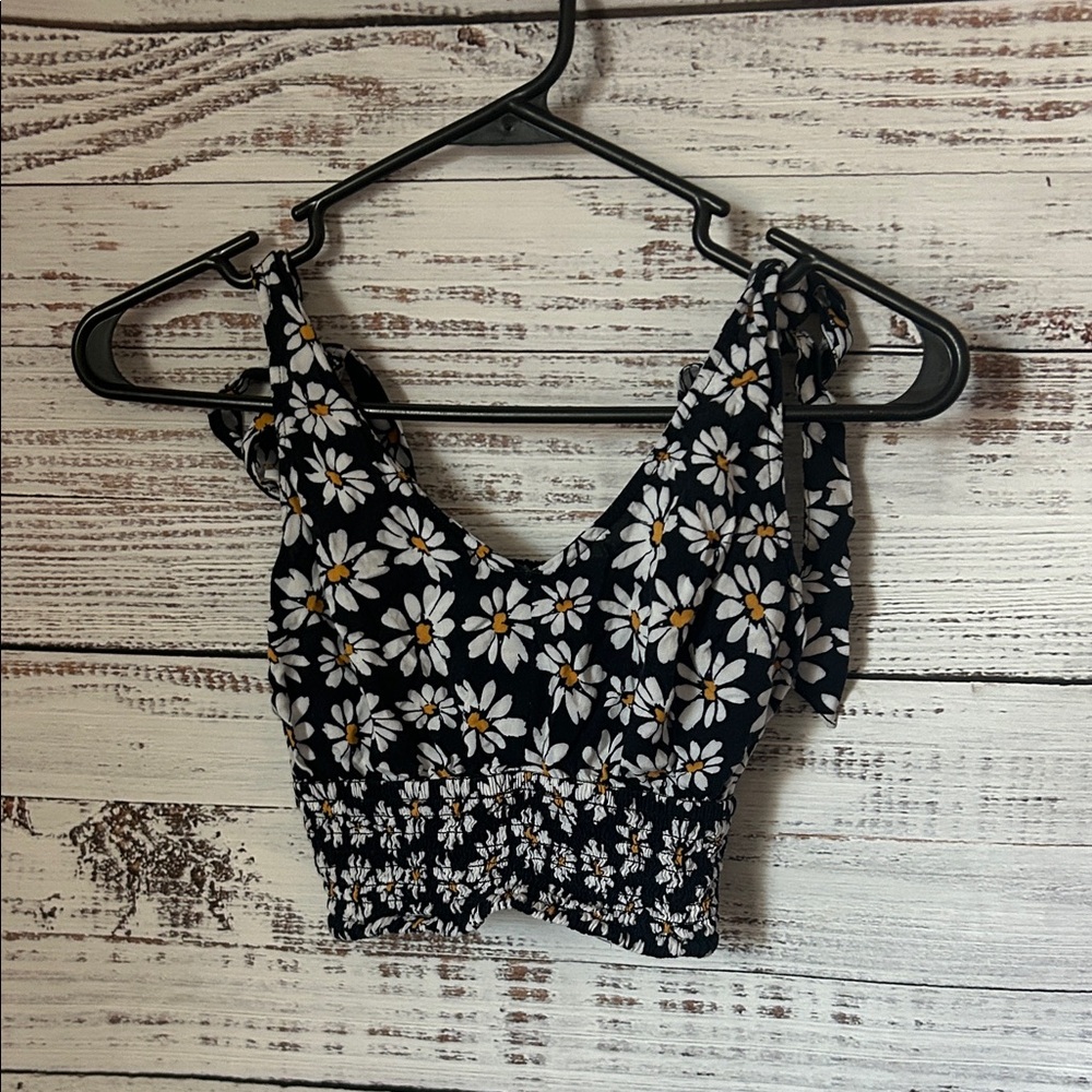 Floral Black and White crop Top from Hollister size XS